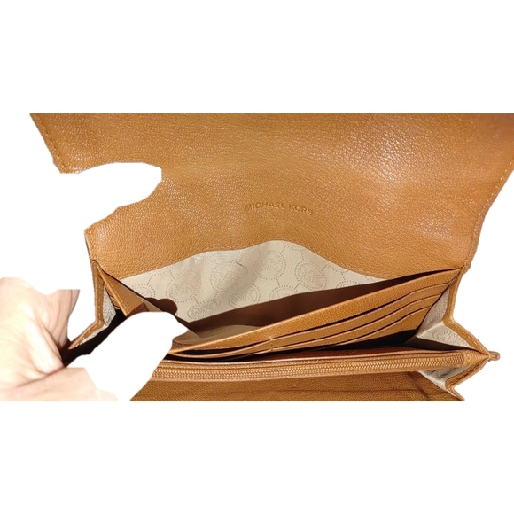 Michael Kors Hamilton Wallet - Picture 6 of 6